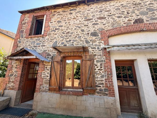 EN EXCLUSIVITE ! Authentique bâtisse en pierre 93m², sur près d'un hectare de terrain bordé par la rivière 79 900 €