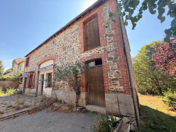 EN EXCLUSIVITE ! Authentique bâtisse en pierre 93m², sur près d'un hectare de terrain bordé par la rivière 79 900 €