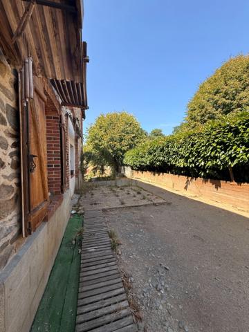 EN EXCLUSIVITE ! Authentique bâtisse en pierre 93m², sur près d'un hectare de terrain bordé par la rivière 79 900 €