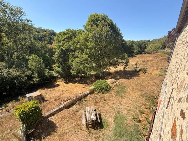 EN EXCLUSIVITE ! Authentique bâtisse en pierre 93m², sur près d'un hectare de terrain bordé par la rivière 79 900 €