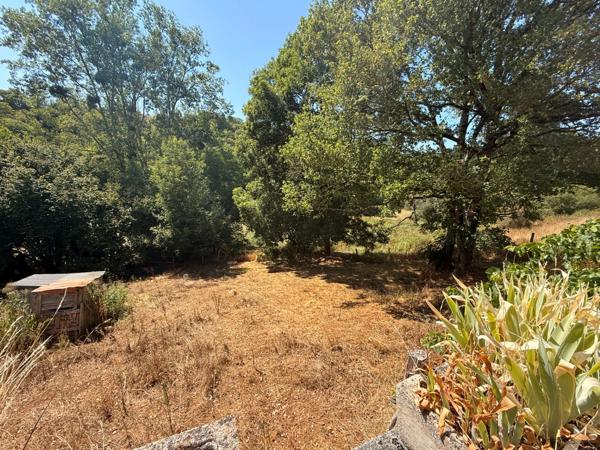 EN EXCLUSIVITE ! Authentique bâtisse en pierre 93m², sur près d'un hectare de terrain bordé par la rivière 79 900 €