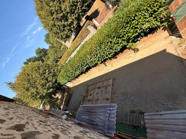 EN EXCLUSIVITE ! Authentique bâtisse en pierre 93m², sur près d'un hectare de terrain bordé par la rivière 79 900 €