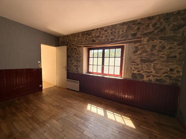 EN EXCLUSIVITE ! Authentique bâtisse en pierre 93m², sur près d'un hectare de terrain bordé par la rivière 79 900 €