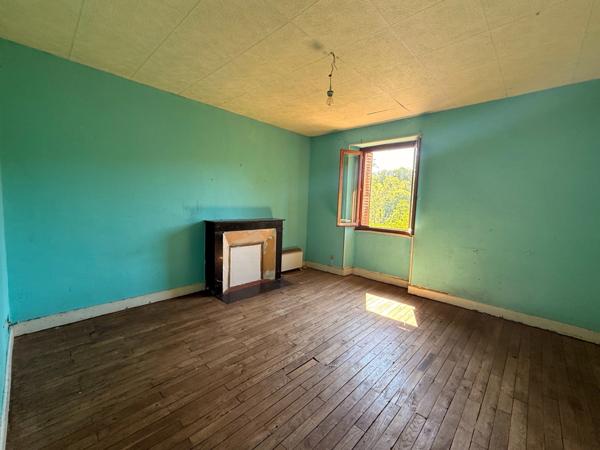 EN EXCLUSIVITE ! Authentique bâtisse en pierre 93m², sur près d'un hectare de terrain bordé par la rivière 79 900 €