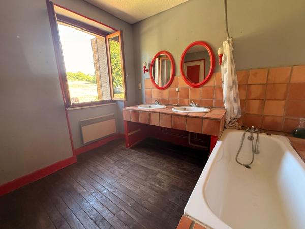 EN EXCLUSIVITE ! Authentique bâtisse en pierre 93m², sur près d'un hectare de terrain bordé par la rivière 79 900 €