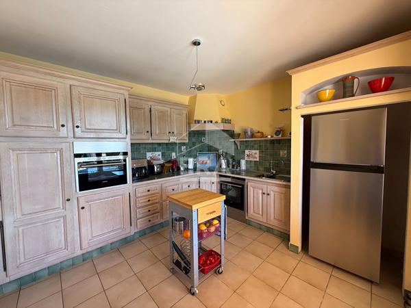 A VENDRE 83470 SAINT MAXIMIN LA SAINTE BAUME MAISON T4 DE 125 M² SUR 2560 M² DE JARDIN GARAGE PISCINE.