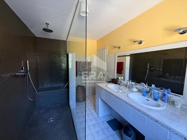 A VENDRE 83470 SAINT MAXIMIN LA SAINTE BAUME MAISON T4 DE 125 M² SUR 2560 M² DE JARDIN GARAGE PISCINE.