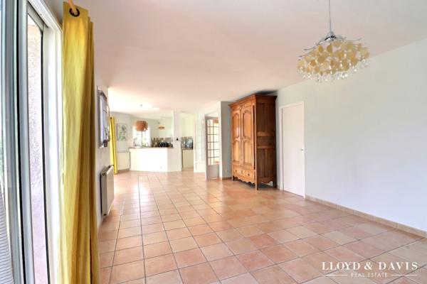 SECTEUR PRISÉ – Belle maison lumineuse, 4 chambres et piscine : un bien à découvrir sans tarder !