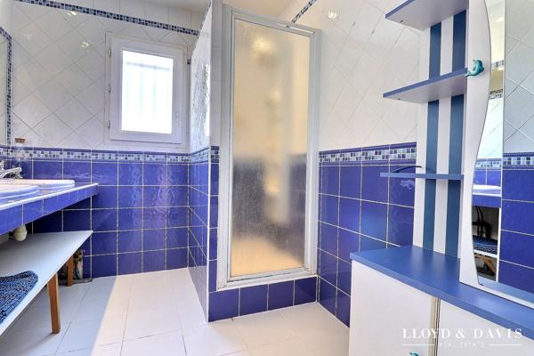 SECTEUR PRISÉ – Belle maison lumineuse, 4 chambres et piscine : un bien à découvrir sans tarder !