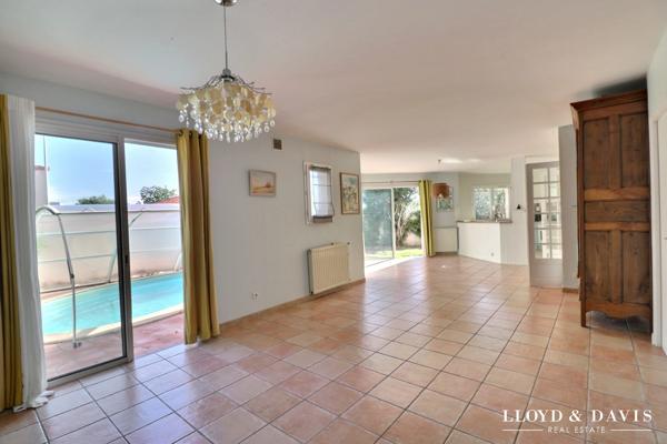 SECTEUR PRISÉ – Belle maison lumineuse, 4 chambres et piscine : un bien à découvrir sans tarder !