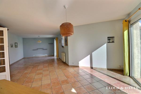 SECTEUR PRISÉ – Belle maison lumineuse, 4 chambres et piscine : un bien à découvrir sans tarder !