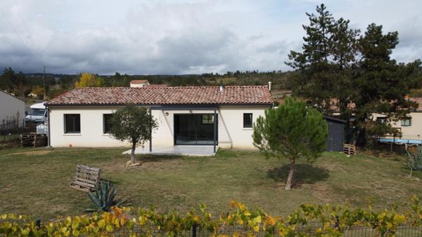 Maison récente (2018) plain pied T5 de 105m² avec jardin sur une parcelle de 836m²