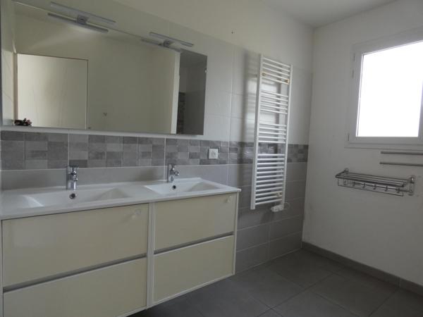 Maison récente (2018) plain pied T5 de 105m² avec jardin sur une parcelle de 836m²