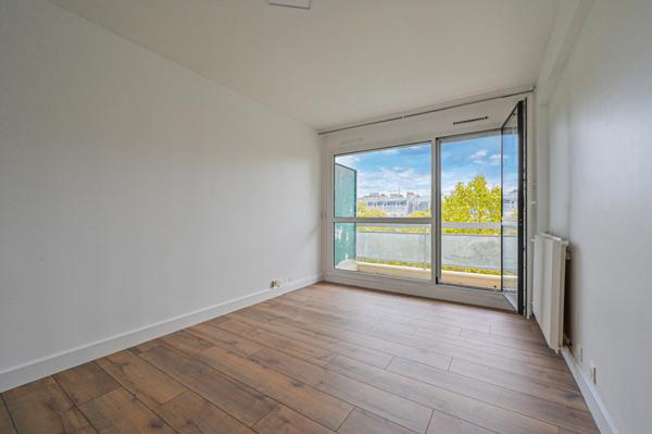 Paris (75010) Charmant studio rénové avec balcon – Vue dégagée sur Canal Saint-Martin, quai de Valmy