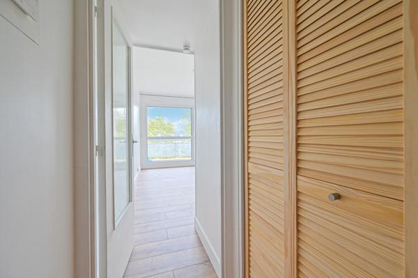 Paris (75010) Charmant studio rénové avec balcon – Vue dégagée sur Canal Saint-Martin, quai de Valmy