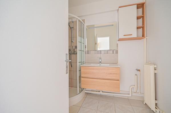 Paris (75010) Charmant studio rénové avec balcon – Vue dégagée sur Canal Saint-Martin, quai de Valmy