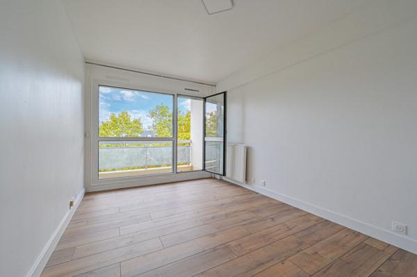 Paris (75010) Charmant studio rénové avec balcon – Vue dégagée sur Canal Saint-Martin, quai de Valmy