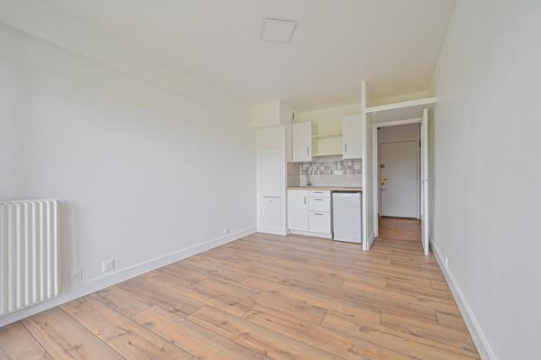 Paris (75010) Charmant studio rénové avec balcon – Vue dégagée sur Canal Saint-Martin, quai de Valmy