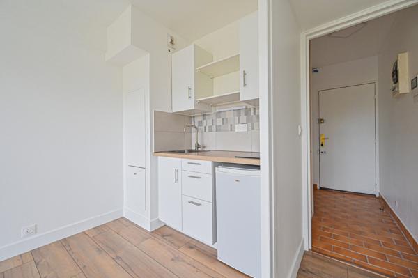 Paris (75010) Charmant studio rénové avec balcon – Vue dégagée sur Canal Saint-Martin, quai de Valmy