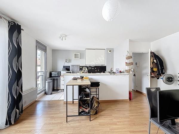 BAS-MONTREUIL PROCHE VINCENNES, RUE DU PROGRES, 2 PIECES AU CALME SUR COUR.