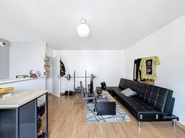 BAS-MONTREUIL PROCHE VINCENNES, RUE DU PROGRES, 2 PIECES AU CALME SUR COUR.