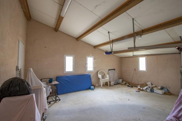VALENSOLE – MAISON T4 DE PLAIN-PIED – VUE DÉGAGÉE – GARAGE – TERRAIN 1 700 M² CONSTRUCTIBLE – PISCINABLE – 314 600 €