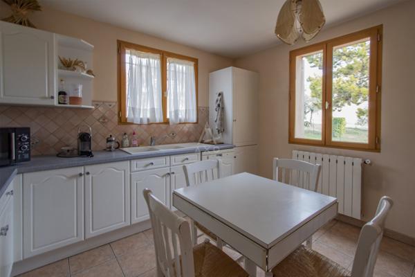 VALENSOLE – MAISON T4 DE PLAIN-PIED – VUE DÉGAGÉE – GARAGE – TERRAIN 1 700 M² CONSTRUCTIBLE – PISCINABLE – 314 600 €