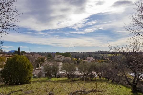 VALENSOLE – MAISON T4 DE PLAIN-PIED – VUE DÉGAGÉE – GARAGE – TERRAIN 1 700 M² CONSTRUCTIBLE – PISCINABLE – 314 600 €