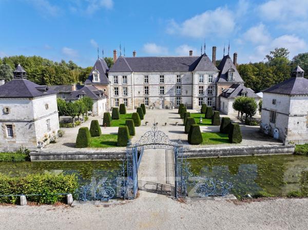 Majestueux Château du XVIIe IMH 22 chambres - douves - piscine - parc 17ha