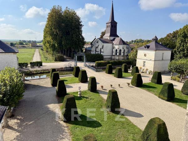 Majestueux Château du XVIIe IMH 22 chambres - douves - piscine - parc 17ha