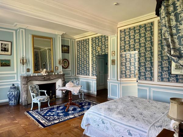 Majestueux Château du XVIIe IMH 22 chambres - douves - piscine - parc 17ha