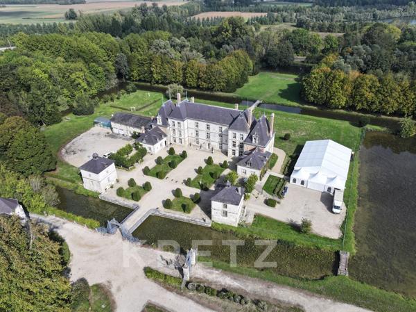 Majestueux Château du XVIIe IMH 22 chambres - douves - piscine - parc 17ha
