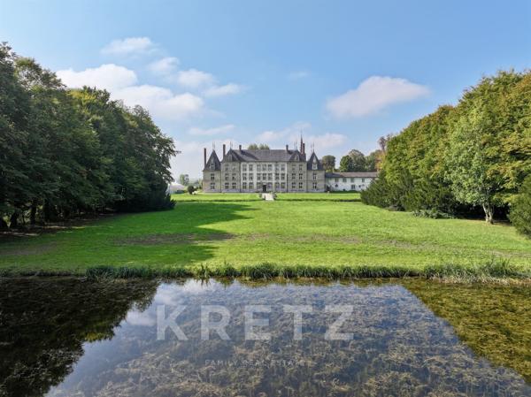 Majestueux Château du XVIIe IMH 22 chambres - douves - piscine - parc 17ha