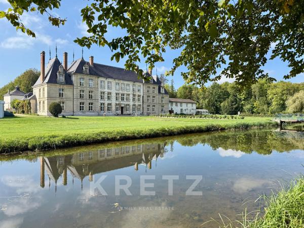 Majestueux Château du XVIIe IMH 22 chambres - douves - piscine - parc 17ha
