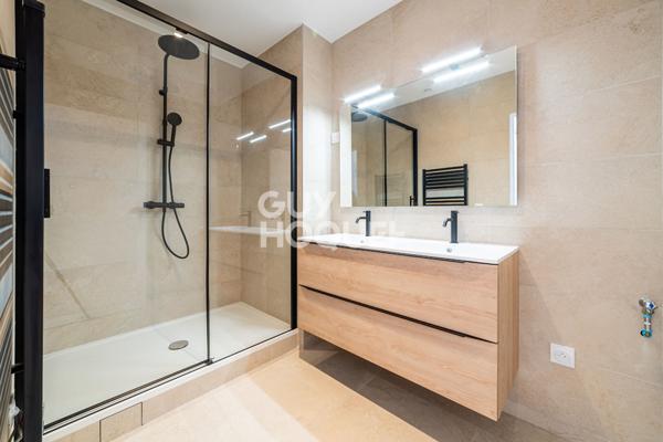 Quartier BAC 4 pièces avec terrasse .