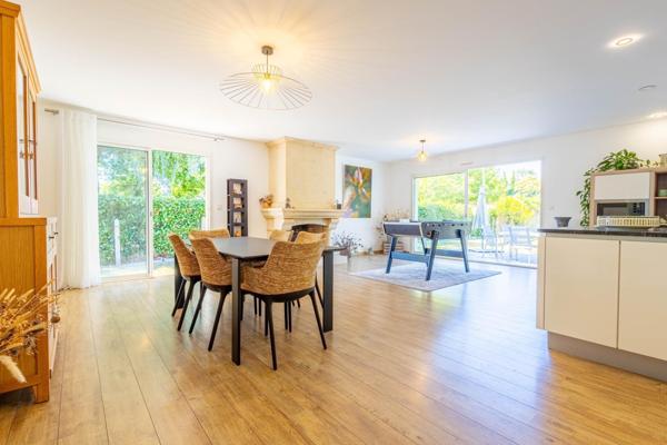 Havre de paix pour cette superbe villa contemporaine à deux pas des commodités et transports