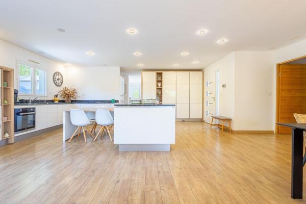 Havre de paix pour cette superbe villa contemporaine à deux pas des commodités et transports