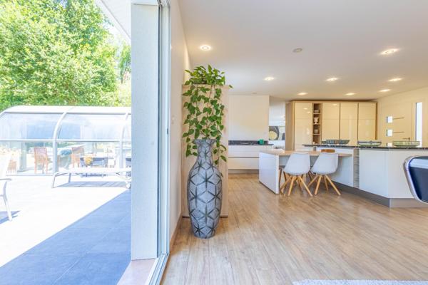 Havre de paix pour cette superbe villa contemporaine à deux pas des commodités et transports