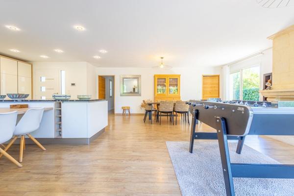 Havre de paix pour cette superbe villa contemporaine à deux pas des commodités et transports