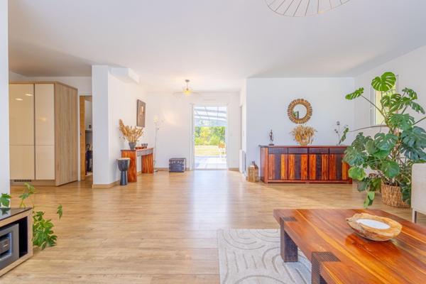 Havre de paix pour cette superbe villa contemporaine à deux pas des commodités et transports