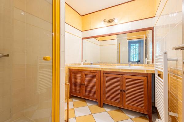 Havre de paix pour cette superbe villa contemporaine à deux pas des commodités et transports