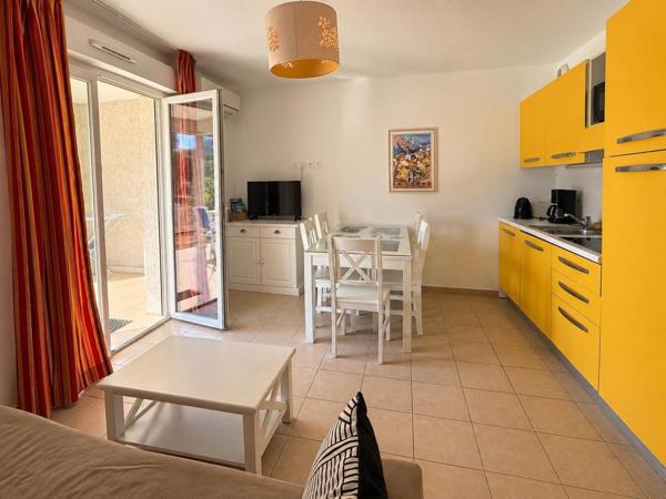 Le charme d’un appartement, le privilège d’une résidence avec piscine.