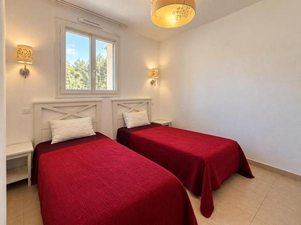 Le charme d’un appartement, le privilège d’une résidence avec piscine.