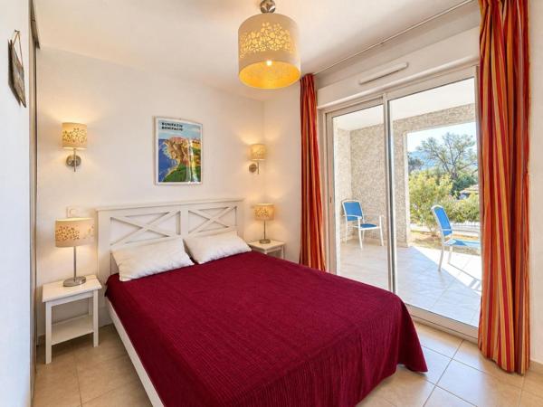 Le charme d’un appartement, le privilège d’une résidence avec piscine.