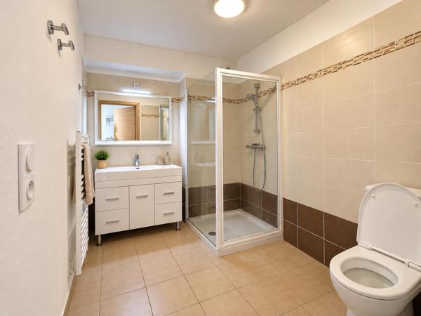 Le charme d’un appartement, le privilège d’une résidence avec piscine.
