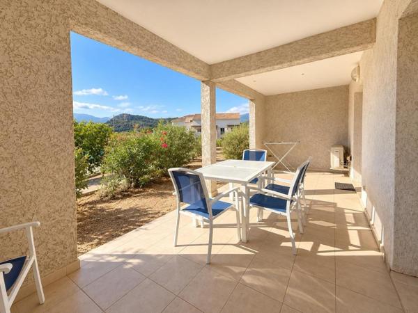Le charme d’un appartement, le privilège d’une résidence avec piscine.