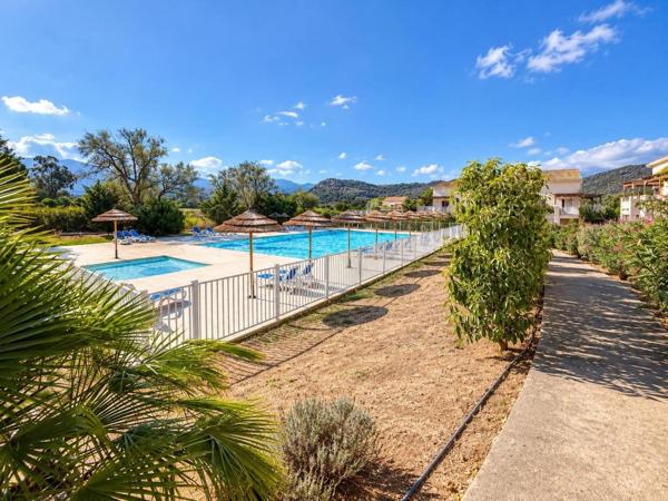 Le charme d’un appartement, le privilège d’une résidence avec piscine.