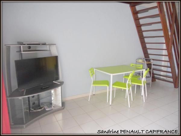 A VENDRE A KOUROU (GUYANE FRANCAISE) 3 magnifiques bâtiments indépendants de 456 m² - SUPERFICIE DU TERRAIN 1150 m² AU PRIX DE 730 000 €.