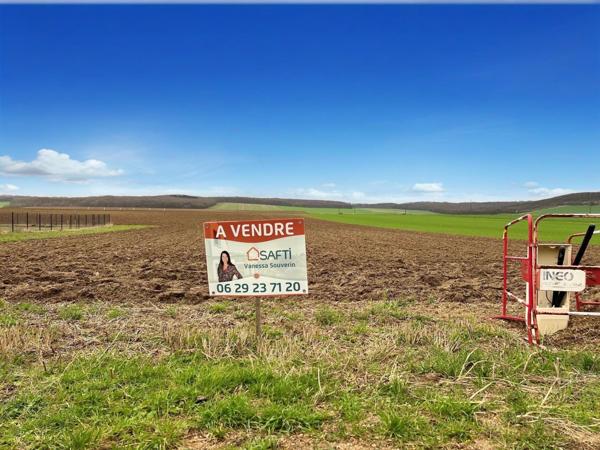 Joli terrain de 1230 m2, dans village avec école