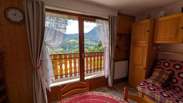 Studio cabine de 23m2 au pied des Pistes avec balcon, cave et place de parking privative